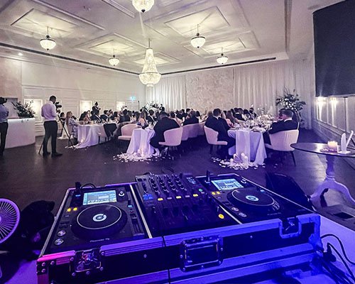 equipo de dj para una boda