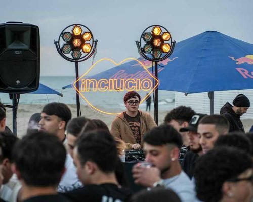 alquiler de equipos de sonido e iluminación con dj pinchando en un evento